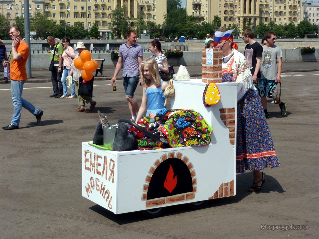 Парад колясок в Парке Горького: Емеля-мобиль