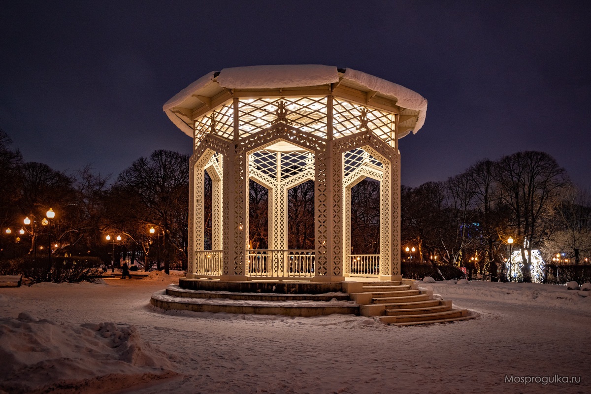 Ажурная беседка в Парке Горького зимой