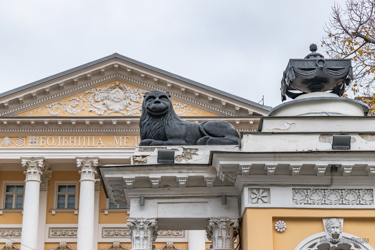 Лев на воротах усадьбы Баташёва