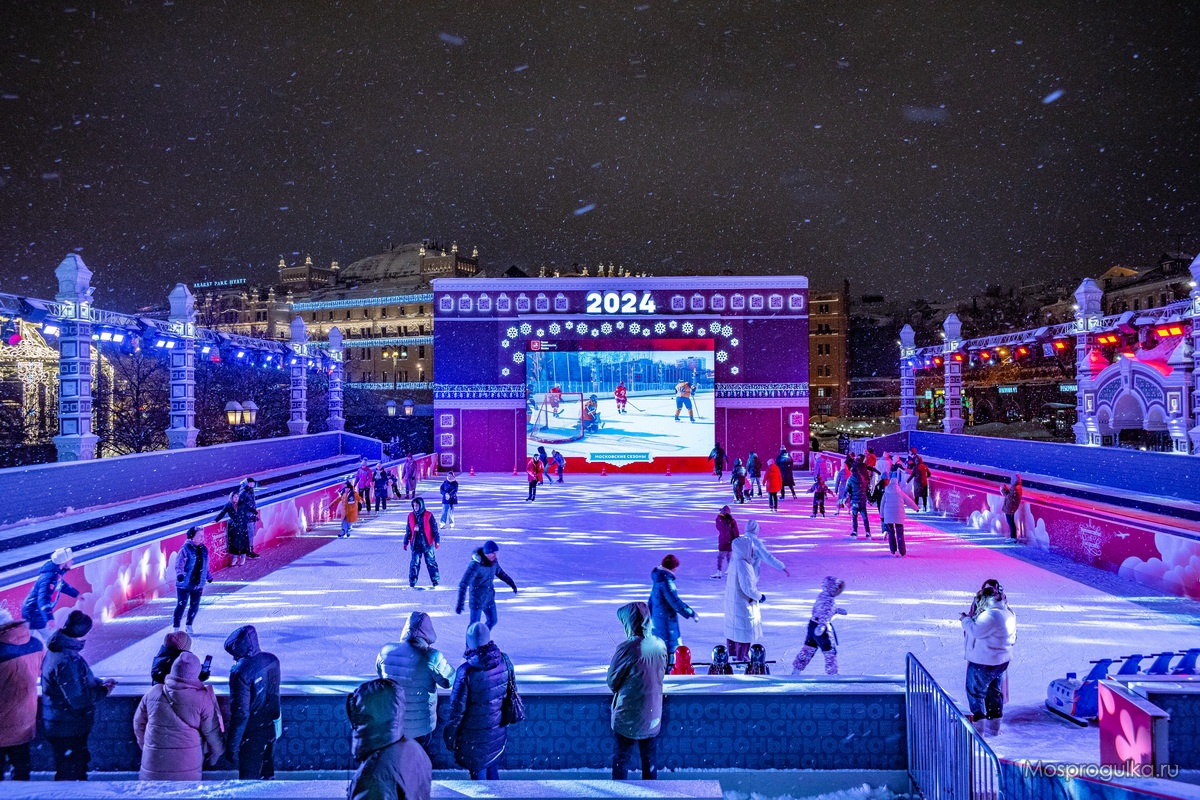 Каток на площади Революции зимой 2023-2024
