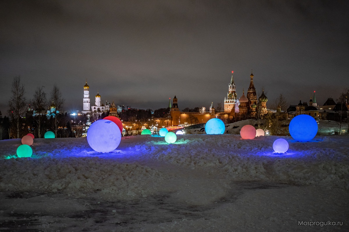 Светящиеся шары в парке Зарядье