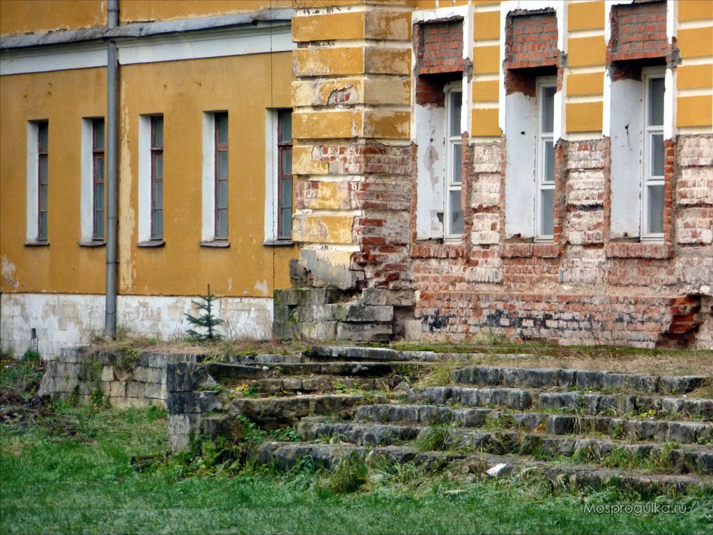Усадьба Суханово: разрушающийся фасад главного дома