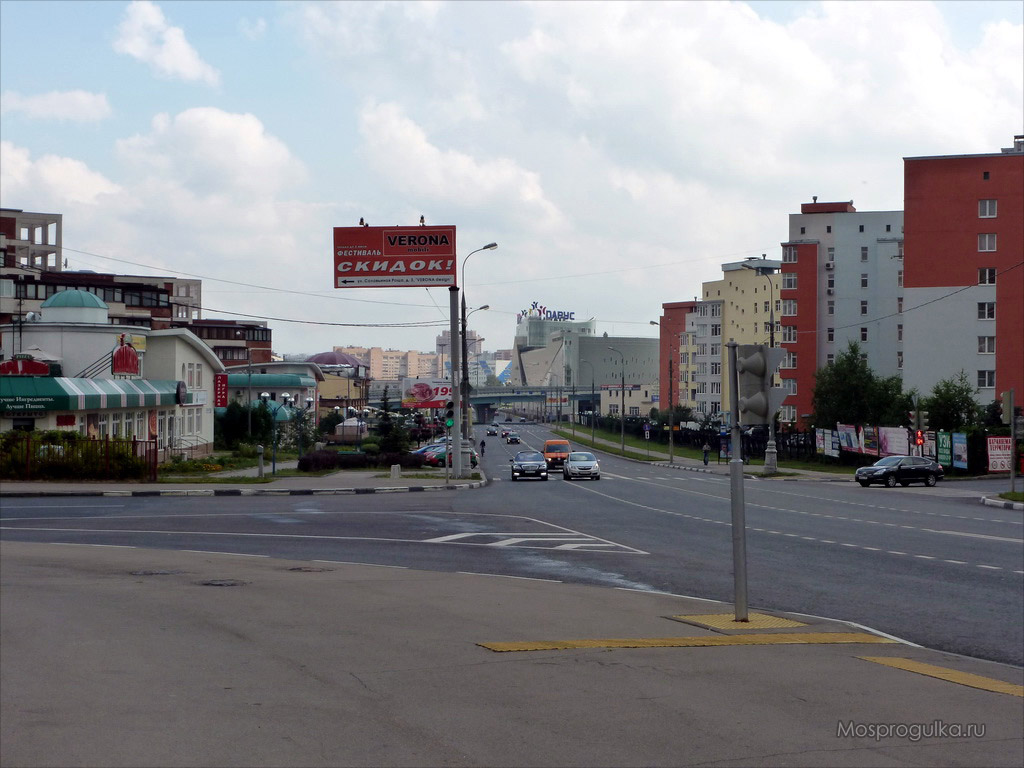 Куркино: вид на эстакаду Новокуркинского шоссе и ТЦ "Парус"