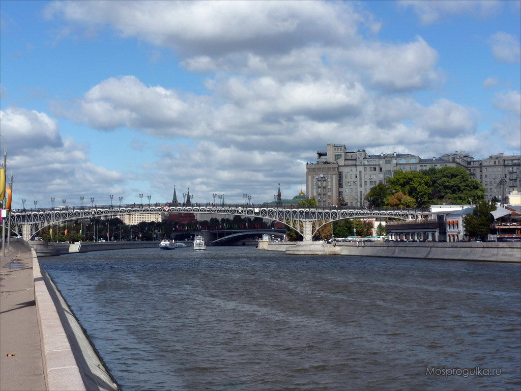 Пречистенская набережная: Патриарший мост и Московский Кремль