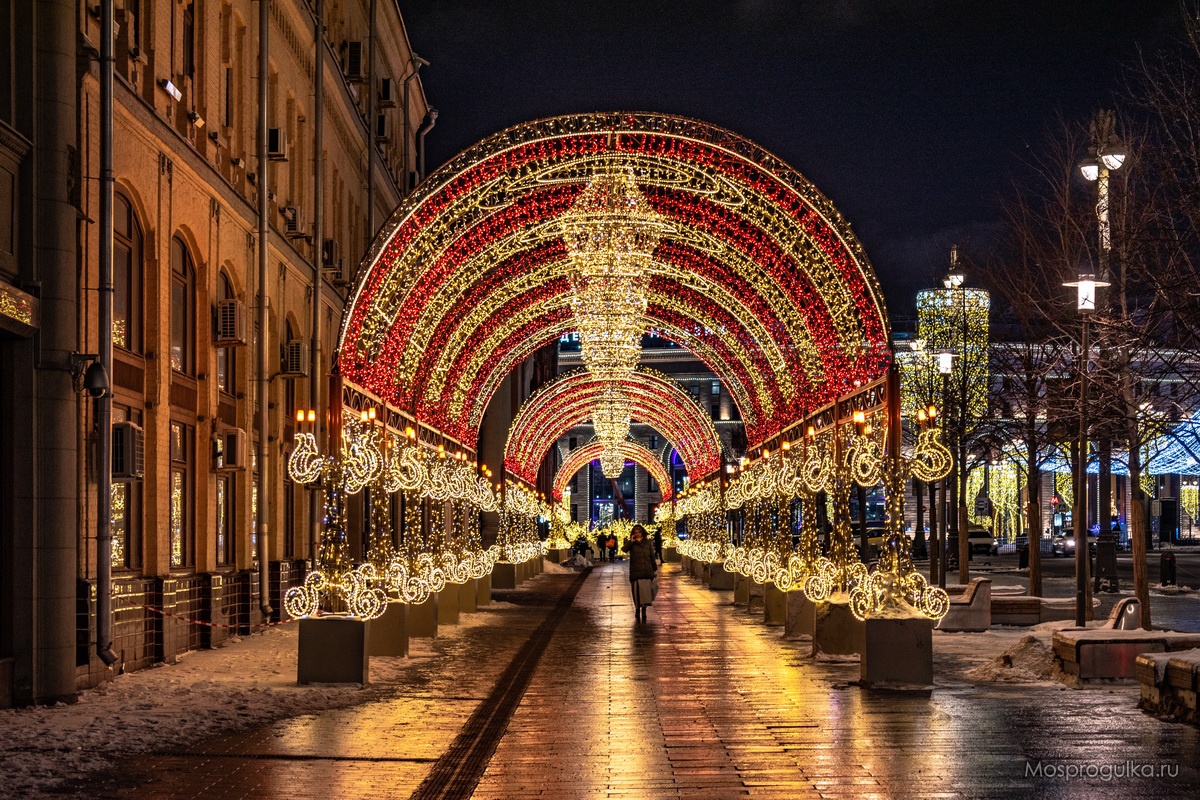 Новогодний световой тоннель на Новой площади