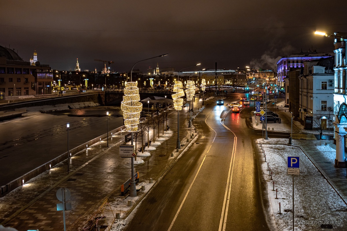 Украшенные к Новому году фонари в Москве
