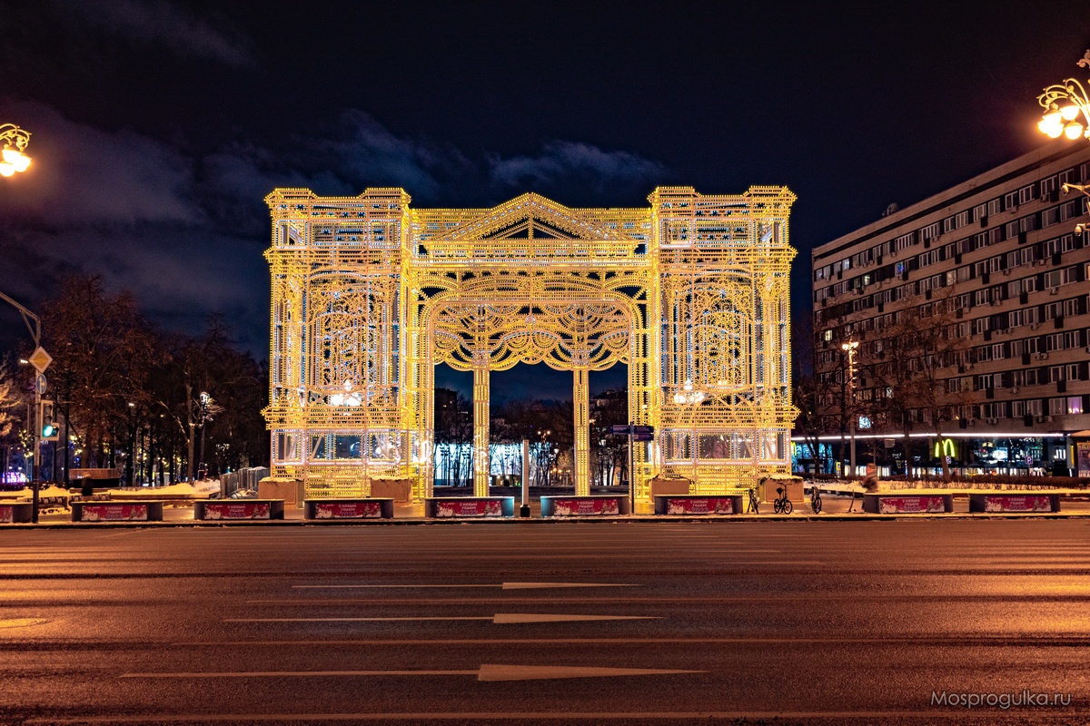 Новогодняя Москва - световая арка в Новопушкинском сквере