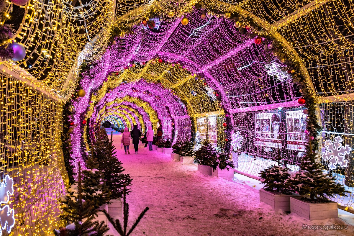 Новогодняя Москва: световой тоннель на Тверском бульваре