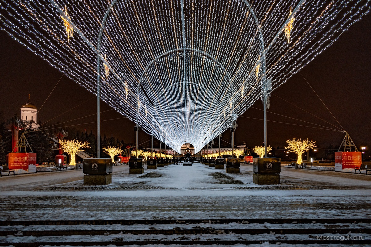 Новый год 2022: световой коридор в Парке Победы
