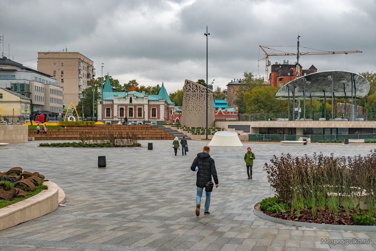 Открытый амфитеатр в парке у Павелецкого вокзала