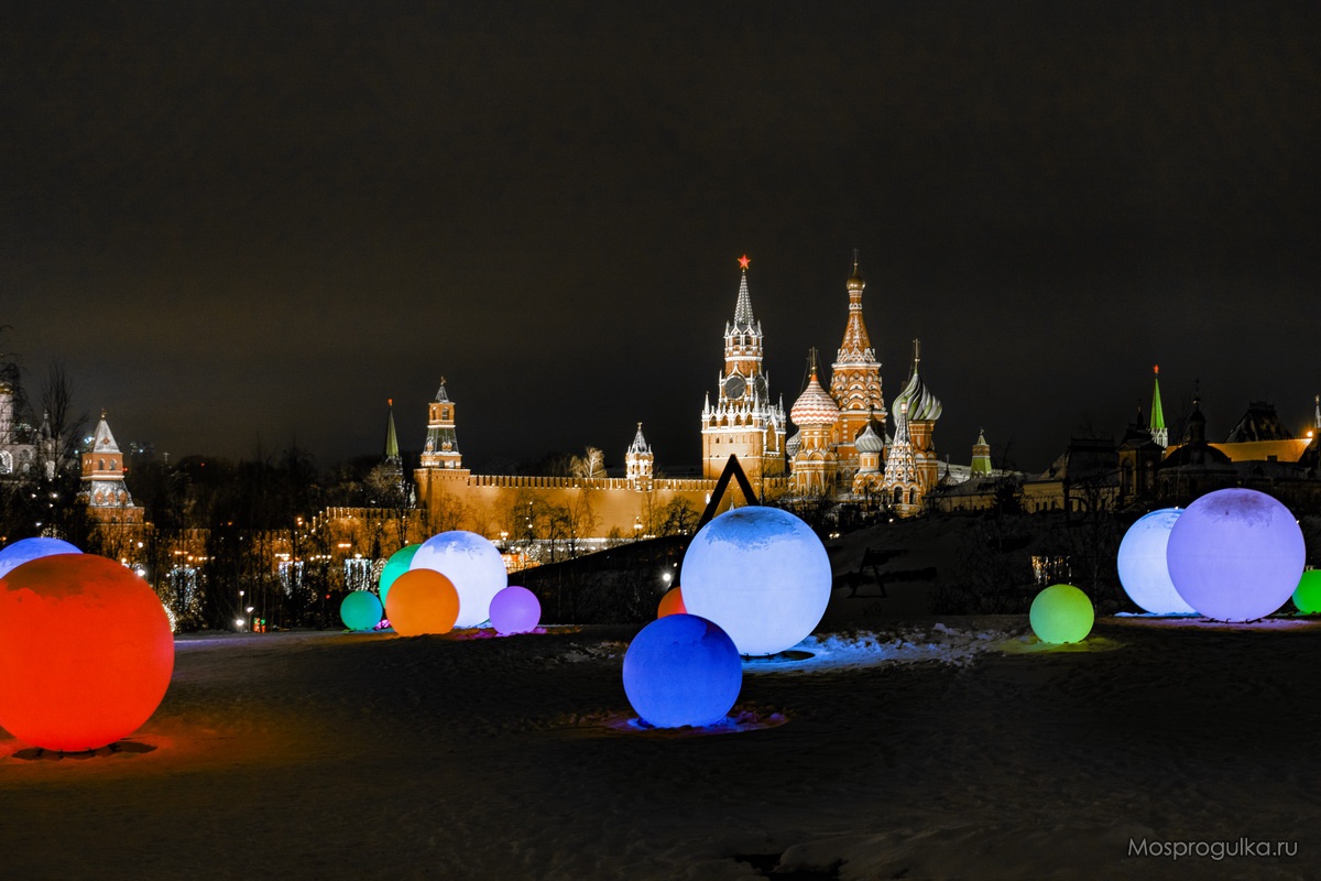 Новый год в Зарядье: светящиеся шары на фоне Кремля
