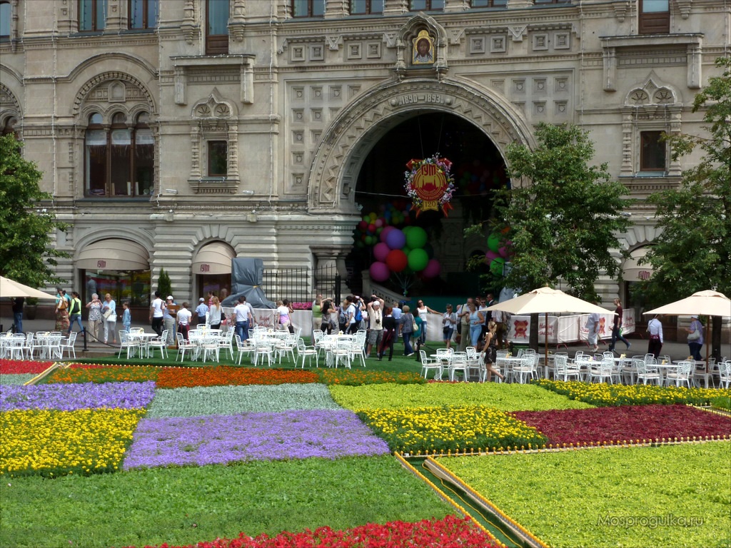 Юбилей ГУМ: фестиваль цветов на Красной площади: центральный вход, Верхние торговые ряды
