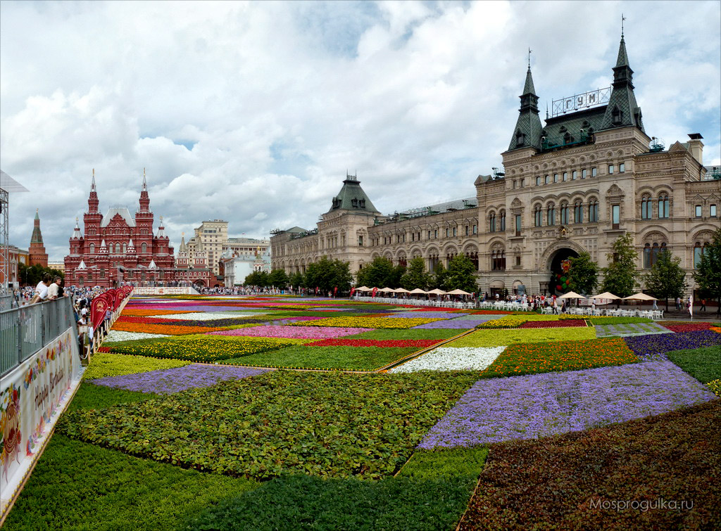 Юбилей ГУМ: фестиваль цветов на Красной площади: Верхние торговые ряды, Исторический музей, гостиница "Москва"
