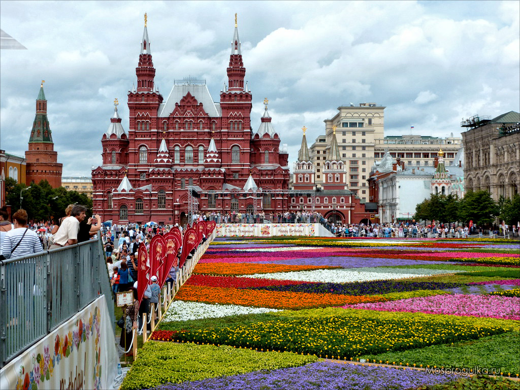 Юбилей ГУМ: фестиваль цветов на Красной площади: Исторический музей