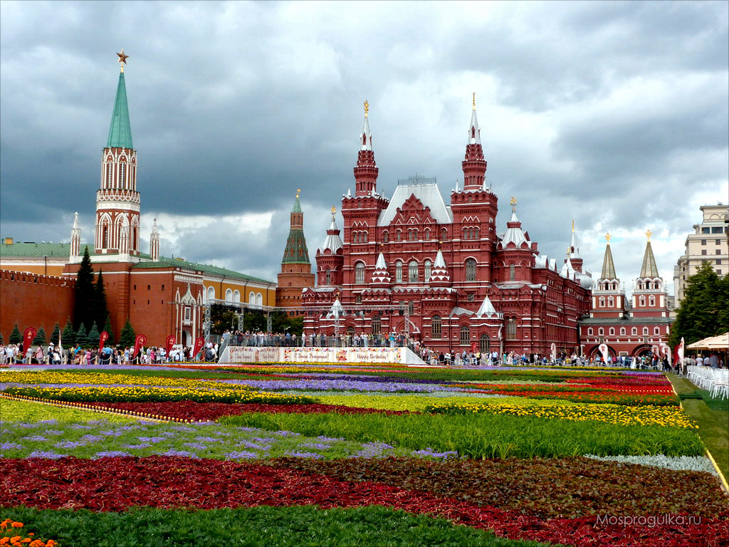 Юбилей ГУМ: фестиваль цветов на Красной площади: Исторический музей, Никольская башня