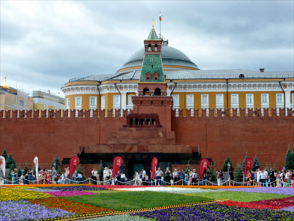 Юбилей ГУМ: фестиваль цветов на Красной площади: Мавзолей Ленина, Сенатский дворец, кремлёвская стена