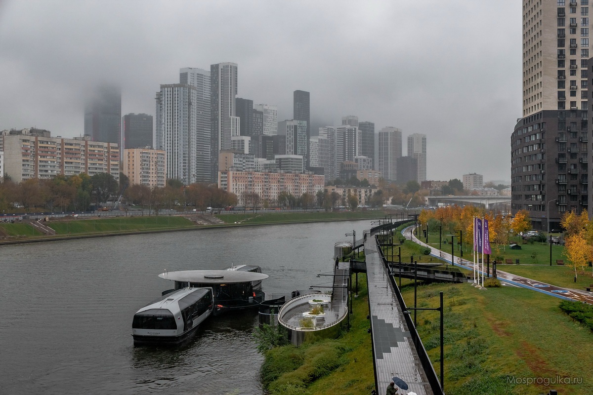 Набережная у ЖК Береговой в туманный день Набережная у ЖК Береговой в туманный день
