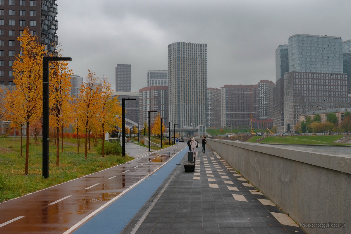 Набережная у жилого комплекса Береговой, осенняя Москва Набережная у жилого комплекса Береговой, осенняя Москва