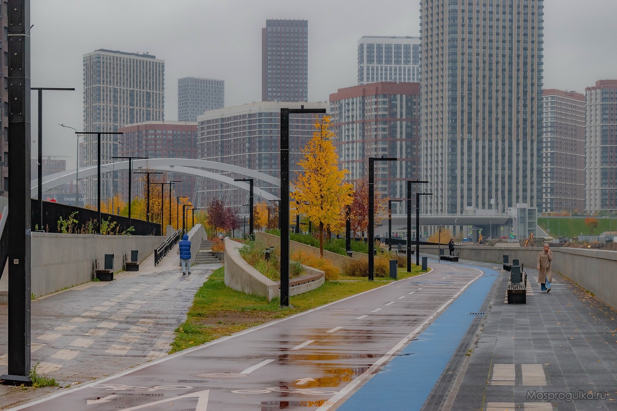 Набережная у ЖК Береговой, осень, вид на мост Академика Королёва и ЖК Сердце столицы Набережная у ЖК Береговой, осень, вид на мост Академика Королёва и ЖК Сердце столицы