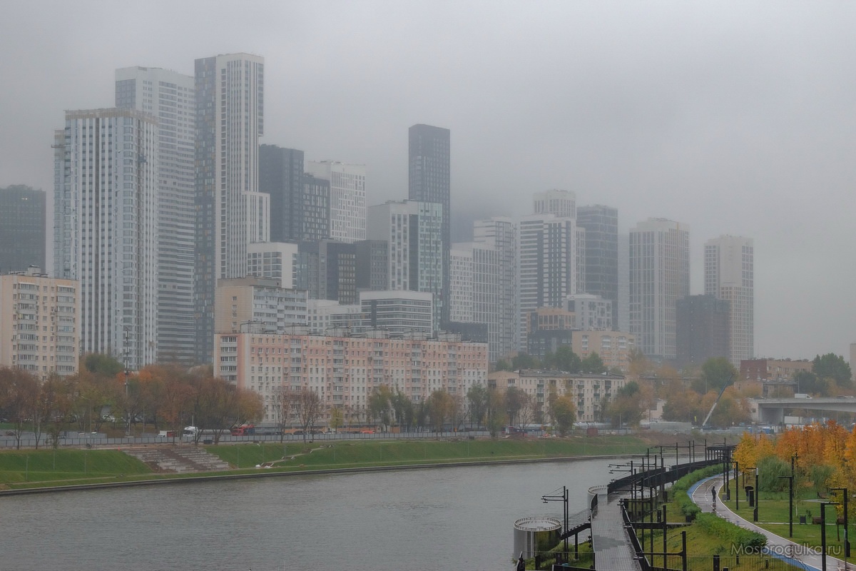 Московские небоскрёбы в тумане Московские небоскрёбы в тумане