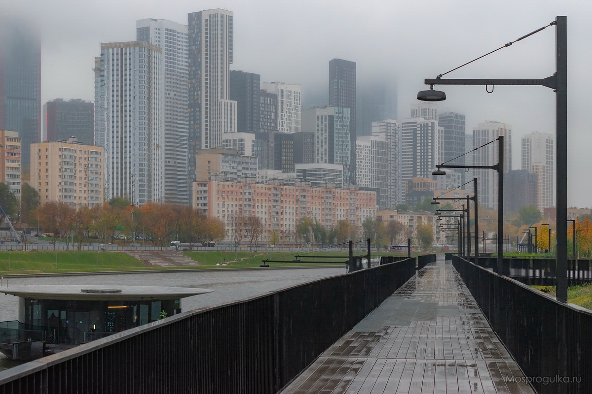 Набережная у ЖК Береговой, московские небоскрёбы в тумане Набережная у ЖК Береговой, московские небоскрёбы в тумане