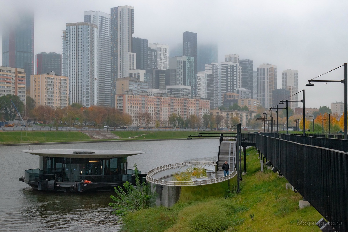 Причал Береговой на фоне небоскрёбов, Москва Причал Береговой на фоне небоскрёбов, Москва