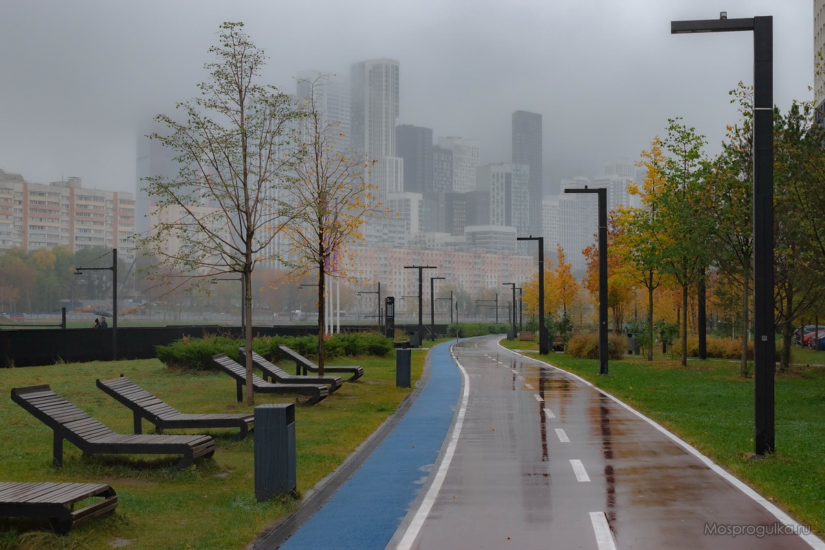 Велодорожка с видом на небоскрёбы на набережной у ЖК Береговой в Москве Велодорожка с видом на небоскрёбы на набережной у ЖК Береговой в Москве