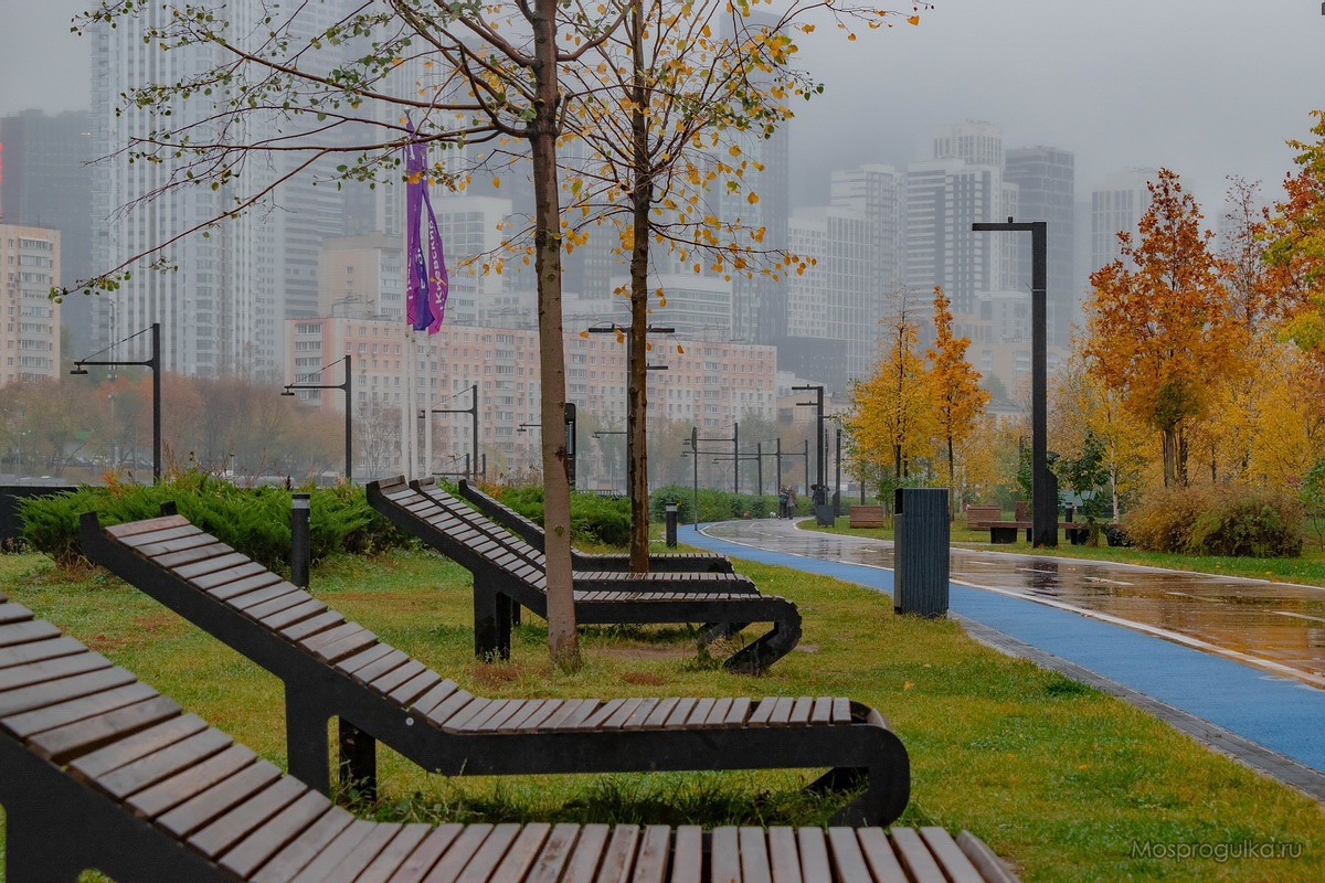 Набережная у ЖК Береговой в октябре, осенняя Москва Набережная у ЖК Береговой в октябре, осенняя Москва