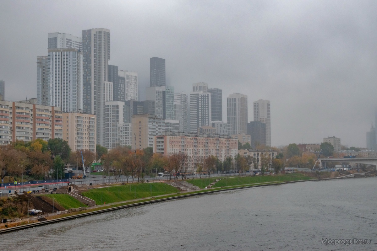 Московские небоскрёбы в тумане, вид с моста Академика Королёва Московские небоскрёбы в тумане, вид с моста Академика Королёва