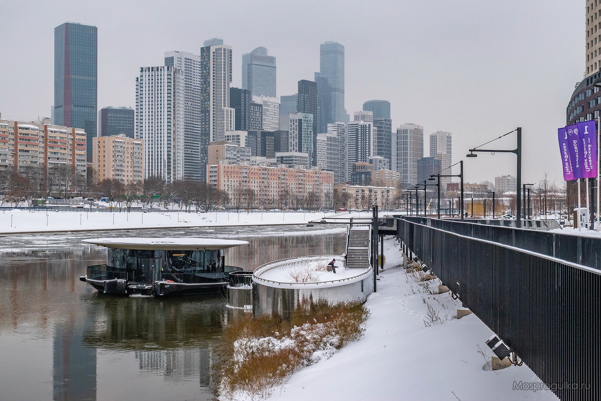 Набережная у ЖК Береговой, вид на причал речных трамвайчиков Набережная у ЖК Береговой, вид на причал речных трамвайчиков