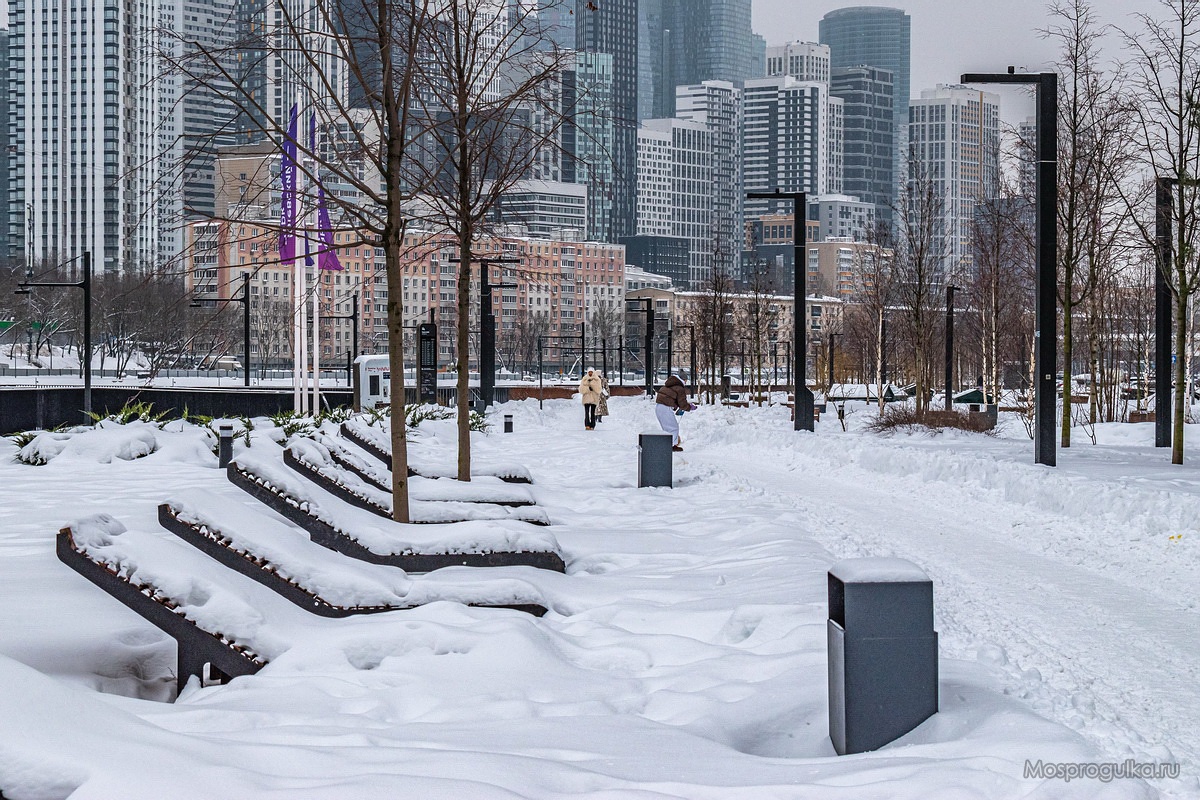 Лежаки на набережной в районе Филёвский Парк Лежаки на набережной в районе Филёвский Парк