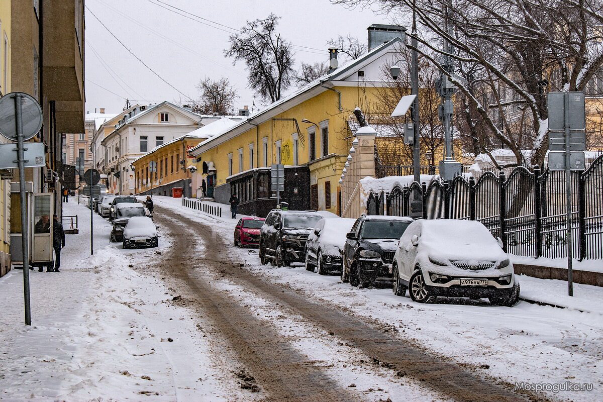 Большой Спасоглинищевский переулок, зимний снегопад