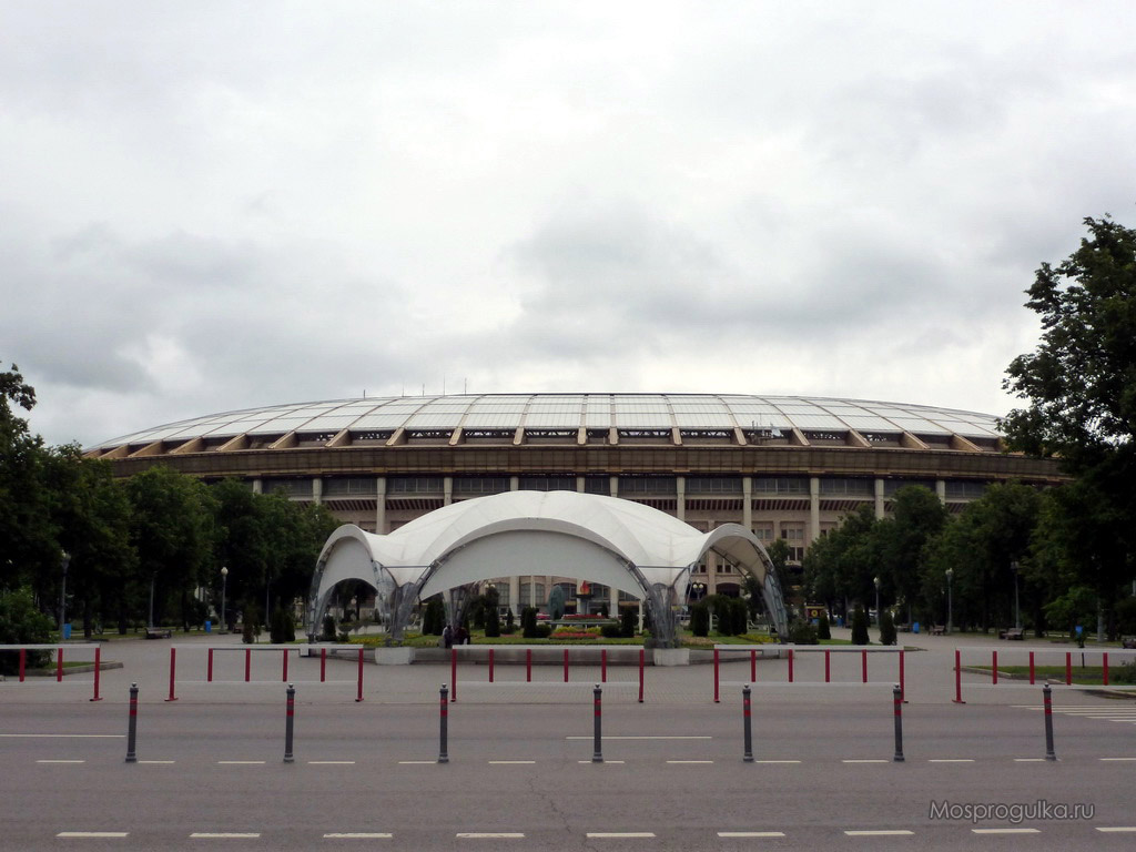 Лужнецкая набережная: большая спортивная арена "Лужники"