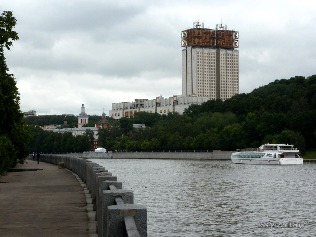 Лужнецкая набережная: вид на главное здание Президиума РАН