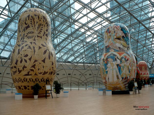 Выставка гигантских матрёшек: Северное берестяное плетение и искусство лаковой миниатюры Холуя