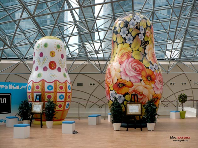 Выставка гигантских матрёшек: Дымковская игрушка, орнаментальная роспись Жостово