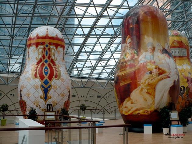 Выставка гигантских матрёшек: искусство лаковой живописи Федоскино и Русский императорский фарфор