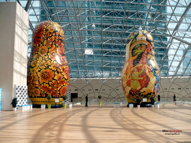 Выставка гигантских матрёшек: Хохлома и роспись Палеха
