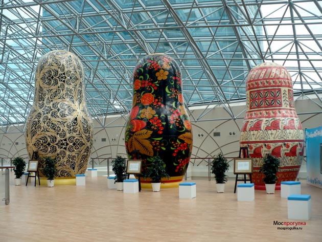 Выставка гигантских матрёшек: Скань, Хохлома, Мезенская роспись