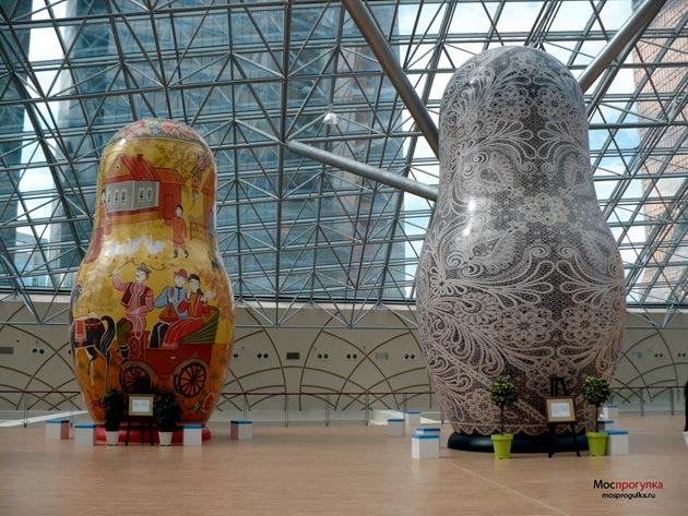 Выставка гигантских матрёшек: Вологодское кружево и городецкая роспись