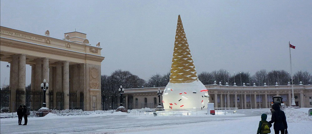 Новый Год 2015: ёлка-мороженое перед входом в Парк Горького