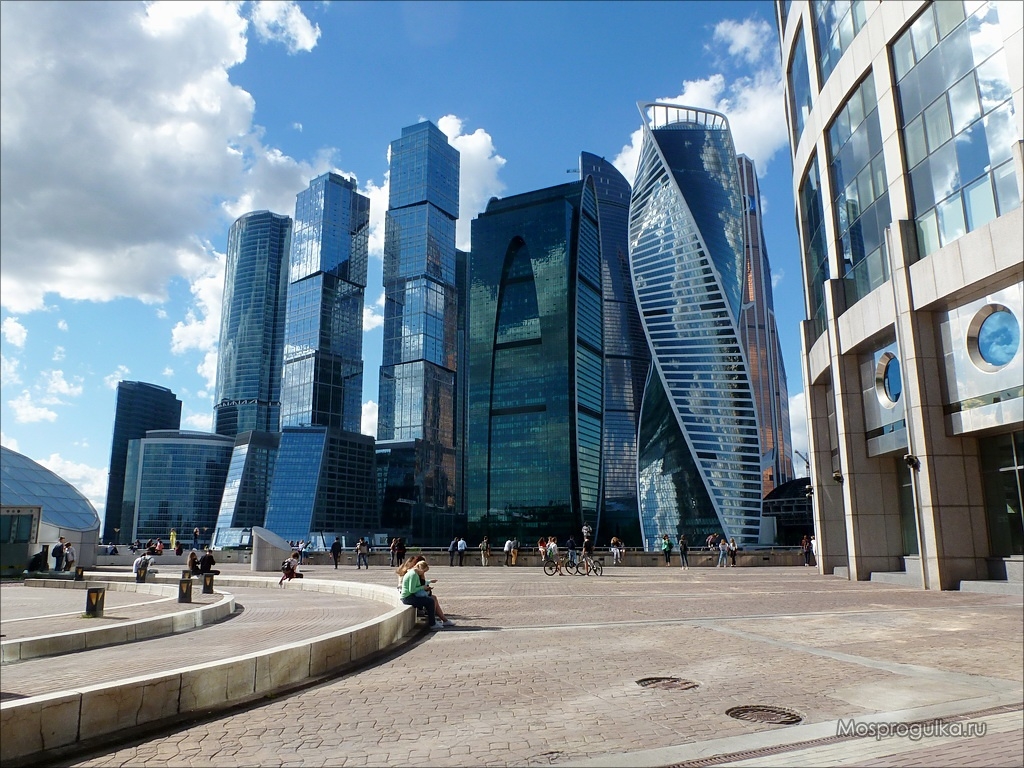 Вид на Москву-Сити со смотровой площадки у Башни-2000