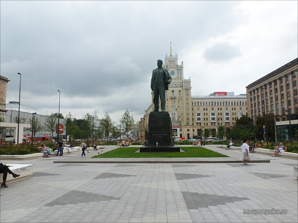 Триумфальная площадь: памятник Маяковскому