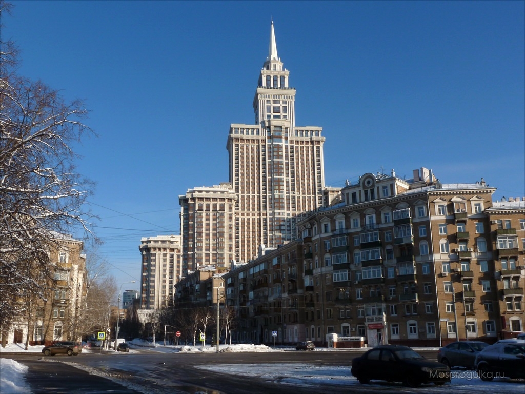 Триумф-Палас: на фоне советской застройки