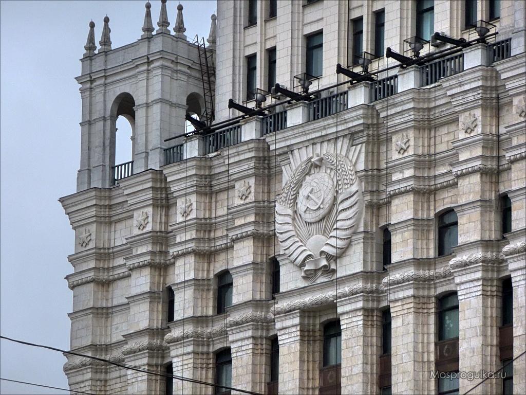 Высотное здание на площади Красных Ворот
