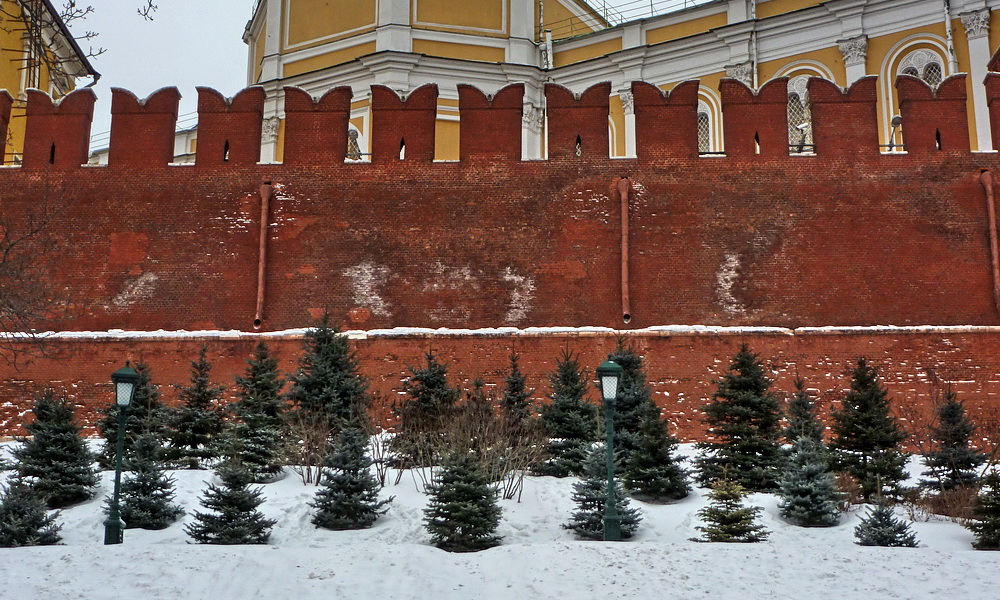 Почему зубцы Кремлёвской стены имеют форму "ласточкин хвост"?