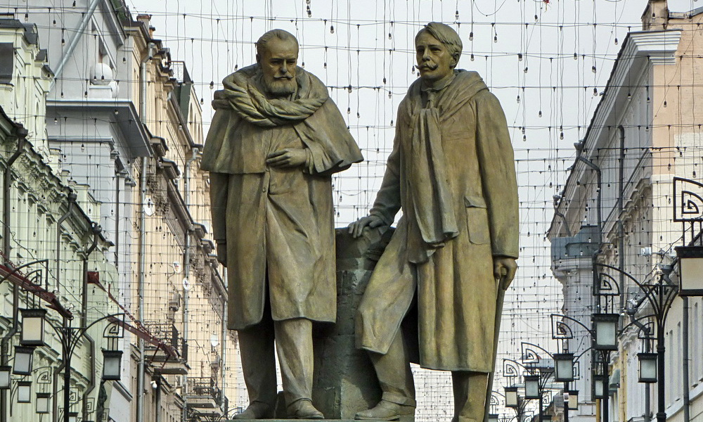 Памятник Станиславскому и Немировичу-Данченко в Камергерском переулке