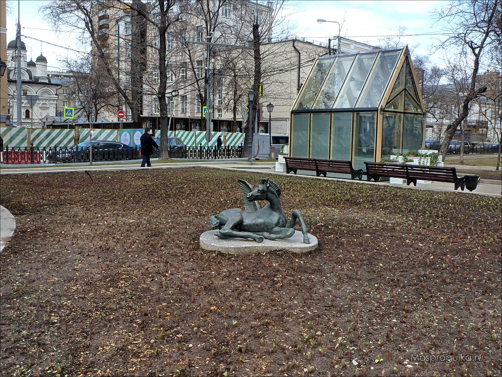 Пегас у памятника Сергею Есенину на Тверском бульваре