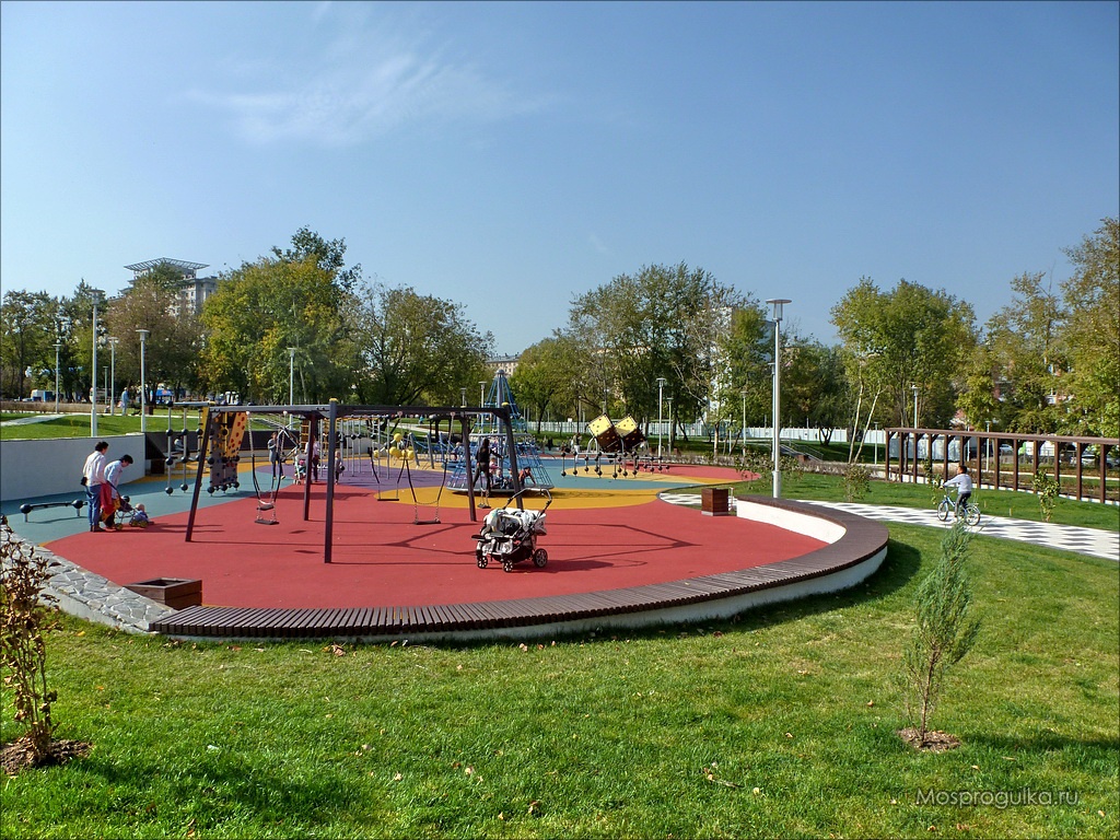 Детская площадка в Академическом парке
