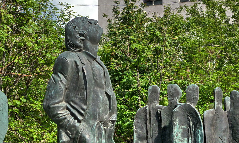 Памятник Иосифу Бродскому на Новинском бульваре